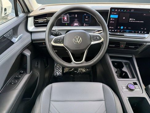 Used 2025 Volkswagen Tiguan SE AWD/4WD image 29