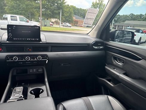 Used 2025 Honda Pilot Touring image 9
