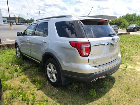 Used 2018 Ford Explorer XLT w/ Equipment Group 201A FWD image 3