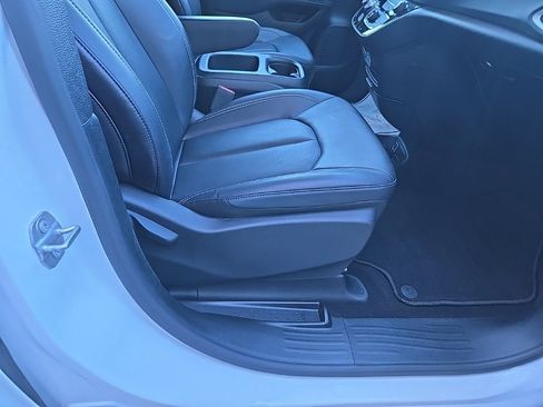 Used 2025 Chrysler Pacifica Select image 68