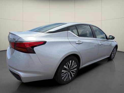 Used 2024 Nissan Altima 2.5 SV FWD image 7