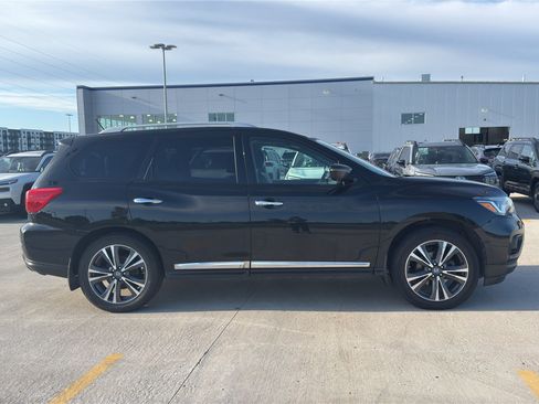 Used 2017 Nissan Pathfinder Platinum w/ Family Entertainment Package AWD/4WD image 4