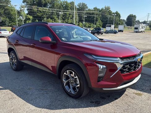 Used 2025 Chevrolet Trax LT w/ LT Convenience Package FWD image 7