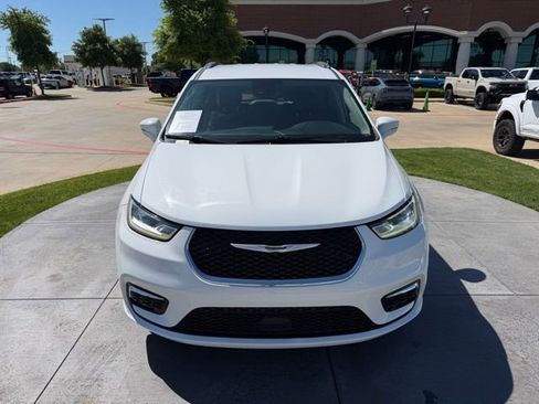 Used 2021 Chrysler Pacifica Touring-L FWD image 2