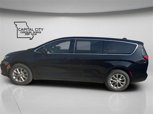 New 2026 Chrysler Pacifica Select image 6