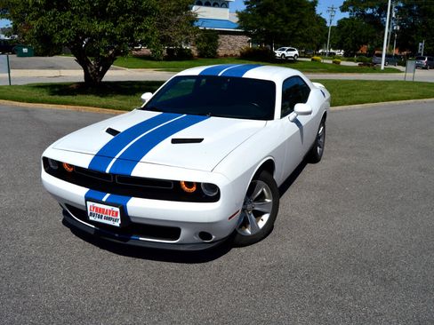 Used 2018 Dodge Challenger SXT image 21