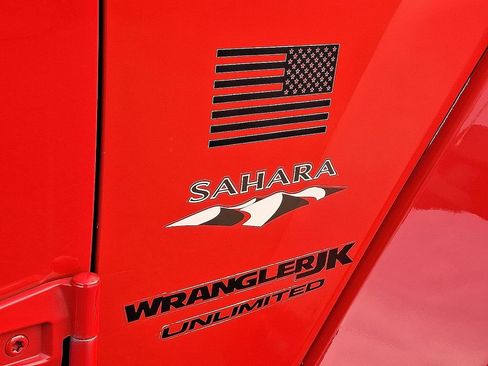 Used 2018 Jeep Wrangler Unlimited Sahara w/ Connectivity Group image 27