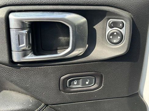 Used 2019 Jeep Wrangler Unlimited Sahara w/ Cold Weather Group AWD/4WD image 19