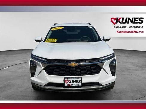 Used 2025 Chevrolet Trax LT FWD image 3