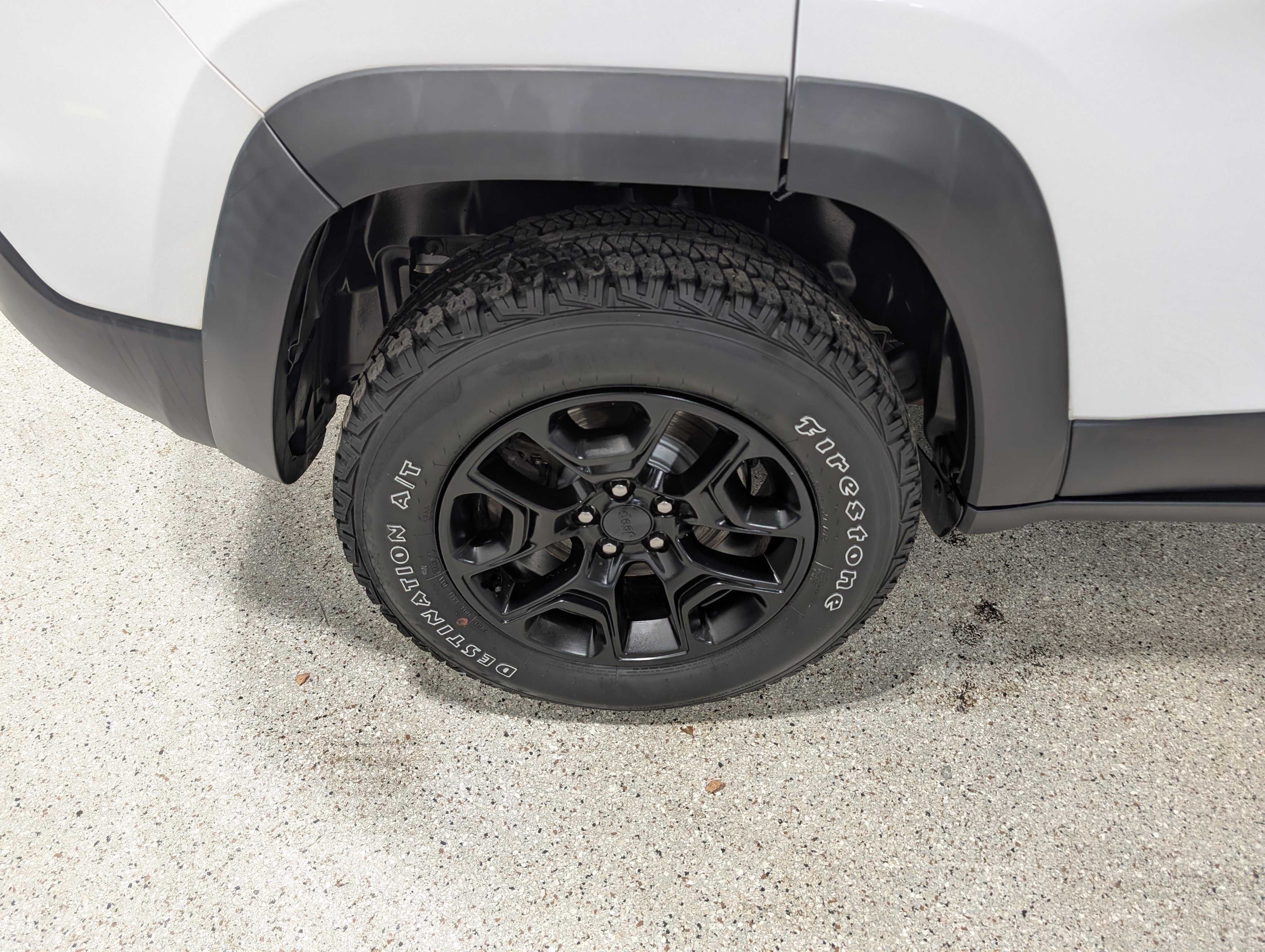 Used 2020 Jeep Cherokee Trailhawk w/ Comfort/Convenience Group AWD/4WD image 12