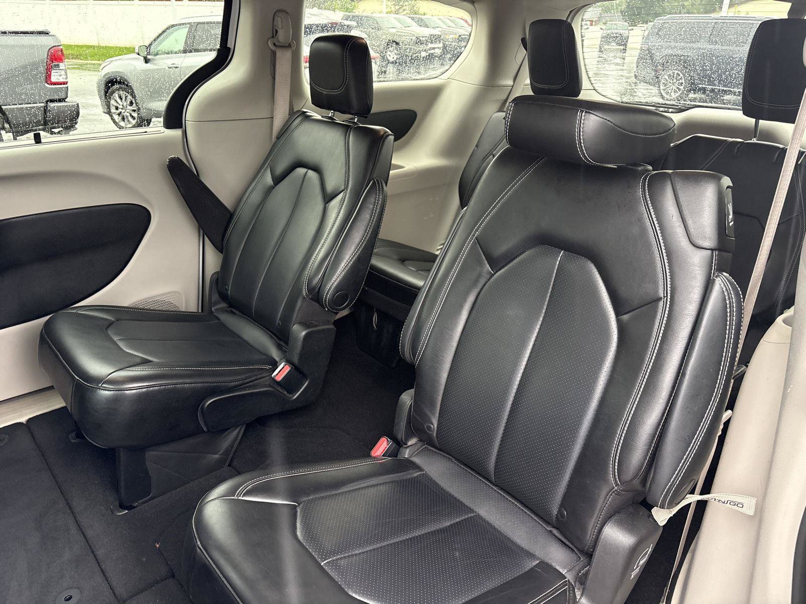Used 2023 Chrysler Pacifica Touring-L FWD image 10