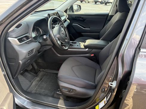 Used 2023 Toyota Highlander LE AWD/4WD image 4