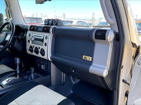 Used 2010 Toyota FJ Cruiser 4WD image 23