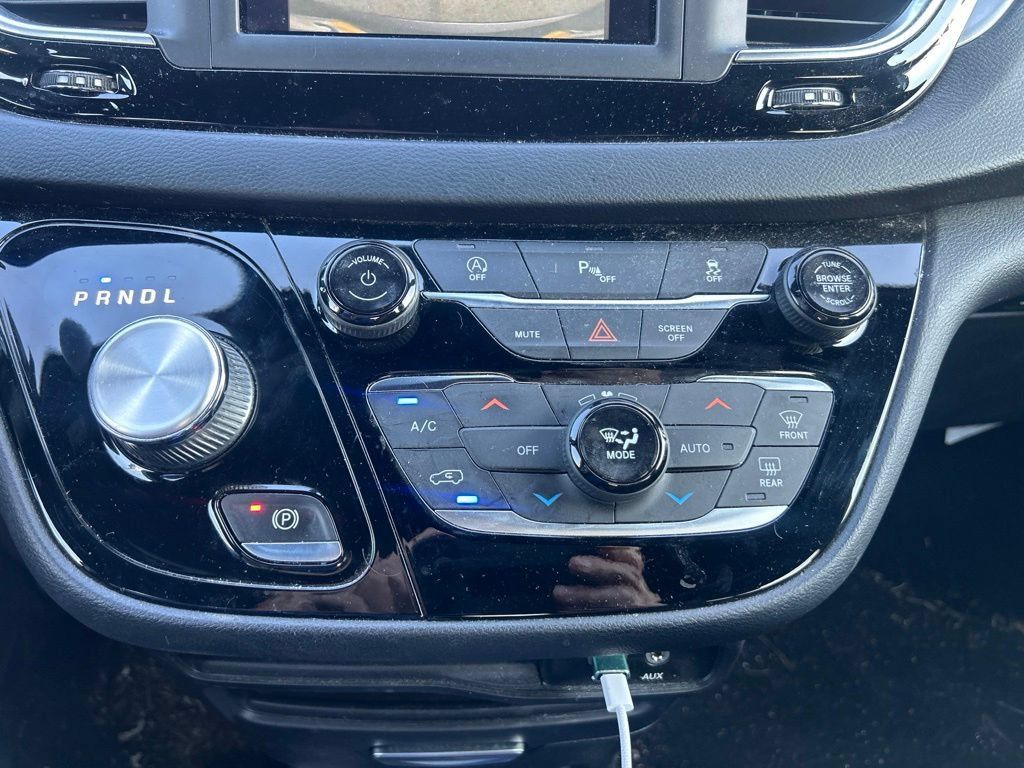 Used 2019 Chrysler Pacifica Touring Plus w/ S Appearance Package FWD image 13