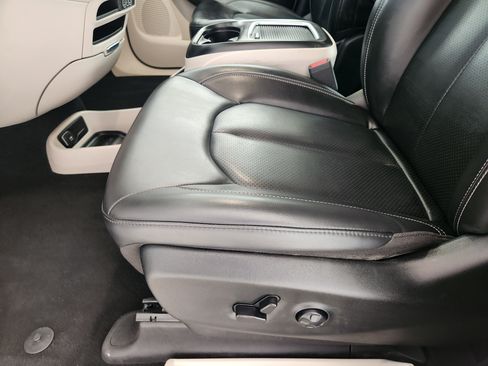 Used 2023 Chrysler Pacifica Touring-L FWD image 26