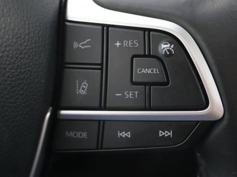 Used 2024 Toyota Highlander XLE AWD/4WD image 12