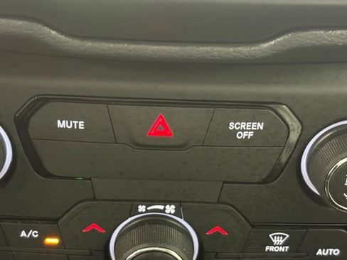 Used 2018 Jeep Renegade Limited w/ UConnect 8.4 Nav Group AWD/4WD image 28