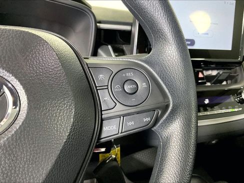 Used 2025 Toyota Corolla LE image 28