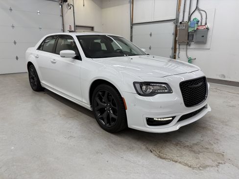 Used 2023 Chrysler 300 Touring L w/ Popular Equipment Group RWD image 5