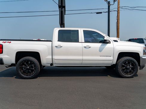 Used 2018 Chevrolet Silverado 1500 LT w/ LT Eassist Package AWD/4WD image 8