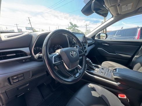 Used 2021 Toyota Highlander XLE AWD/4WD image 22