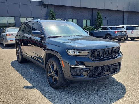 Used 2023 Jeep Grand Cherokee Limited w/ Black Appearance Package AWD/4WD image 9