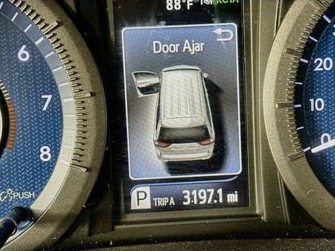 Used 2020 Toyota Sienna XLE w/ XLE Navigation Package FWD image 18