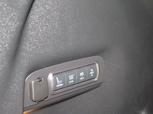 Used 2017 Ford Explorer Platinum image 17