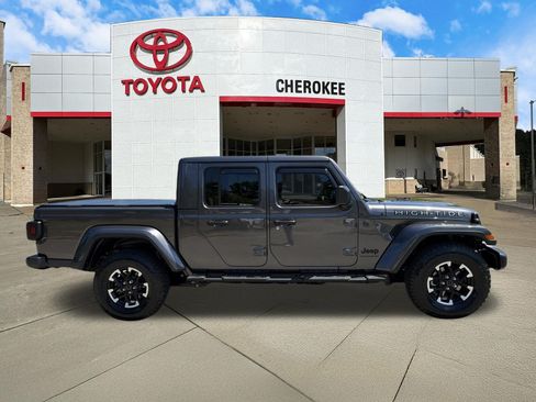 Used 2025 Jeep Gladiator Sport AWD/4WD image 4