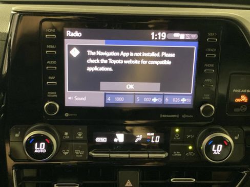 Used 2021 Toyota Highlander XLE FWD image 19