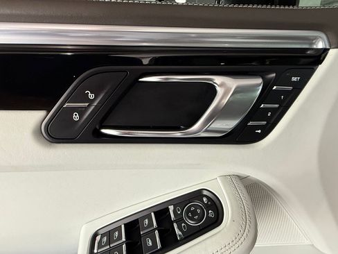 Used 2018 Porsche Macan Turbo AWD/4WD image 12