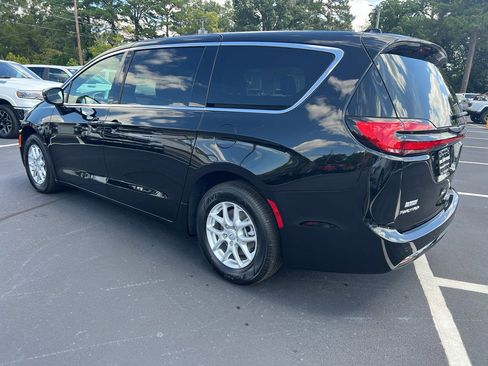 New 2026 Chrysler Pacifica Select image 12