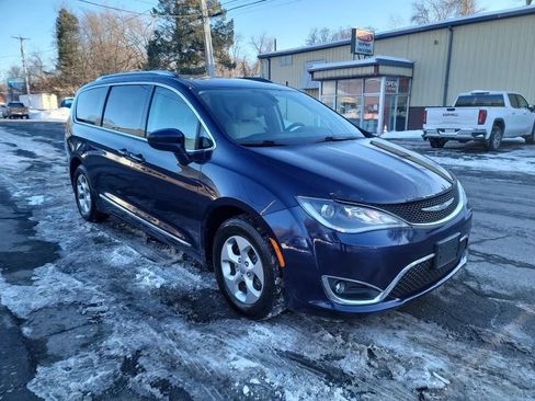 Used 2017 Chrysler Pacifica Touring-L Plus FWD image 3
