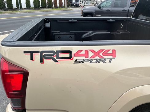 Used 2018 Toyota Tacoma TRD Sport AWD/4WD image 6