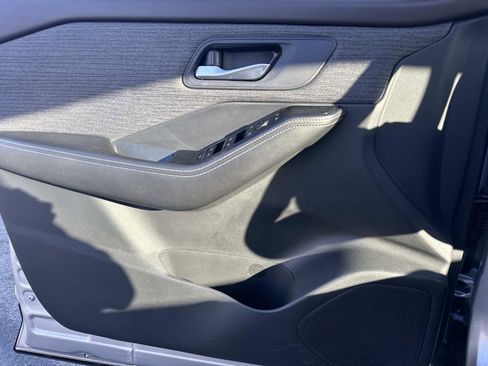 Used 2023 Nissan Rogue SV image 16