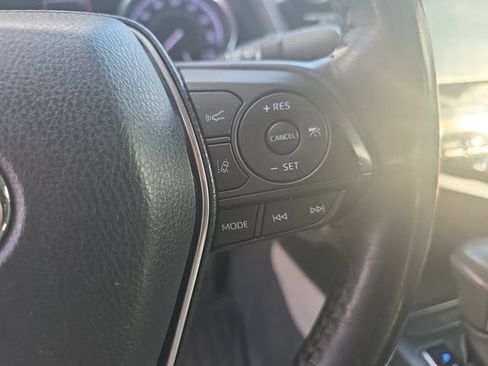 Used 2019 Toyota Camry SE w/ Convenience Package FWD image 18