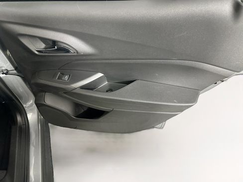 Used 2025 Chevrolet Trax LT FWD image 28