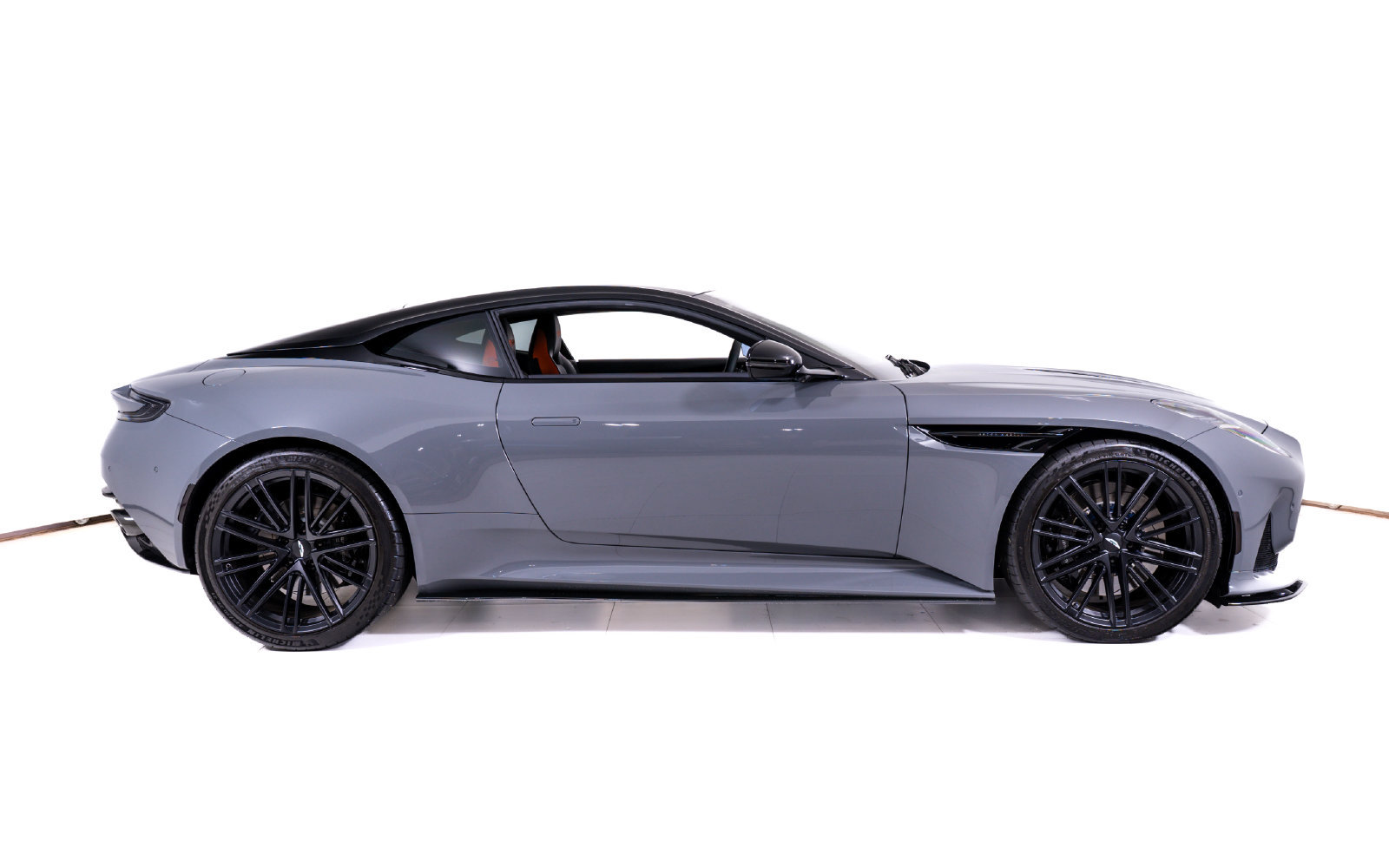 Used 2025 Aston Martin DB12 Coupe RWD image 6