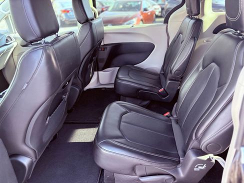 Used 2024 Chrysler Pacifica Touring-L image 14