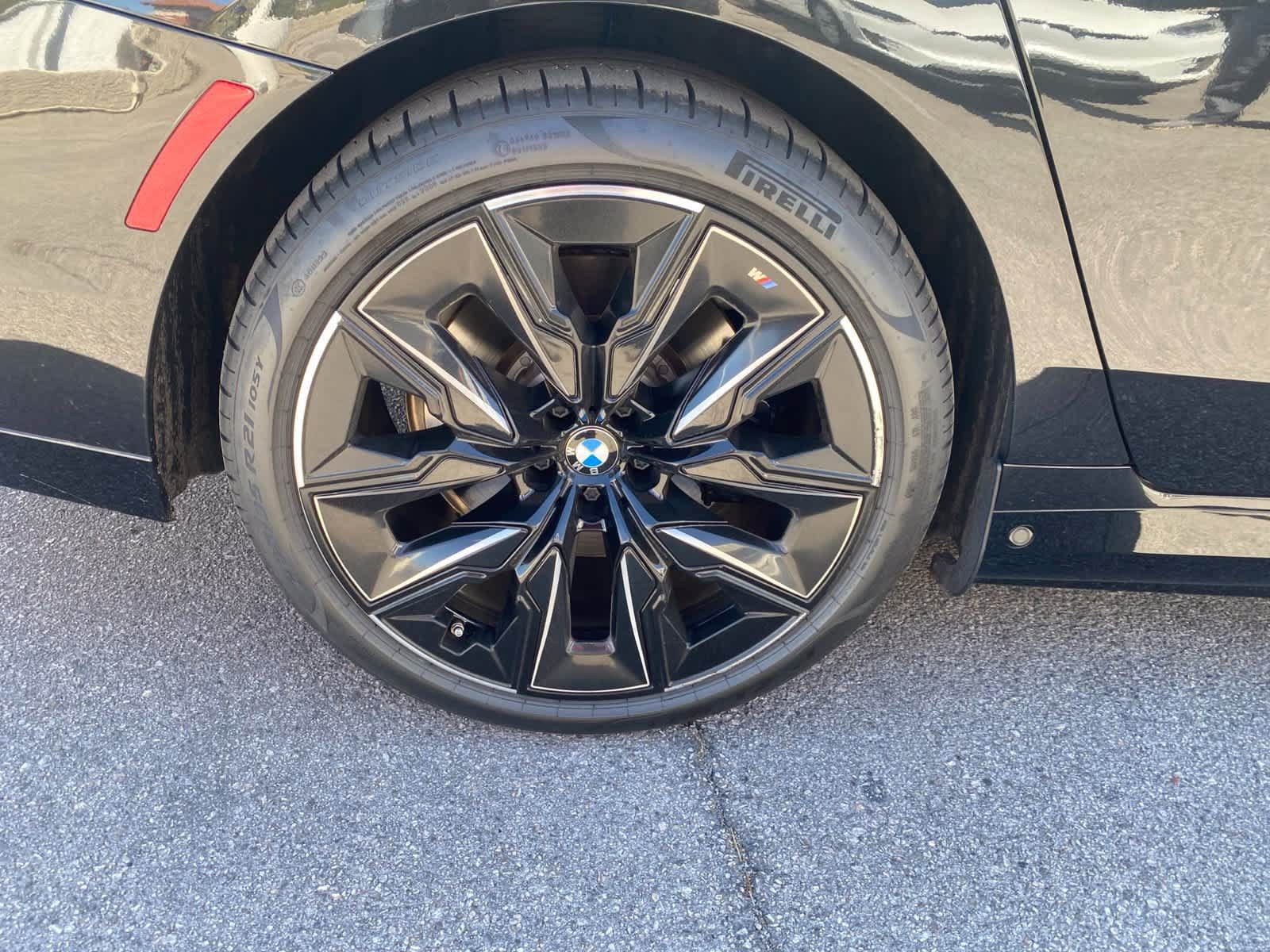 Used 2023 BMW i7 xDrive60 w/ Executive Package 2 AWD/4WD image 6
