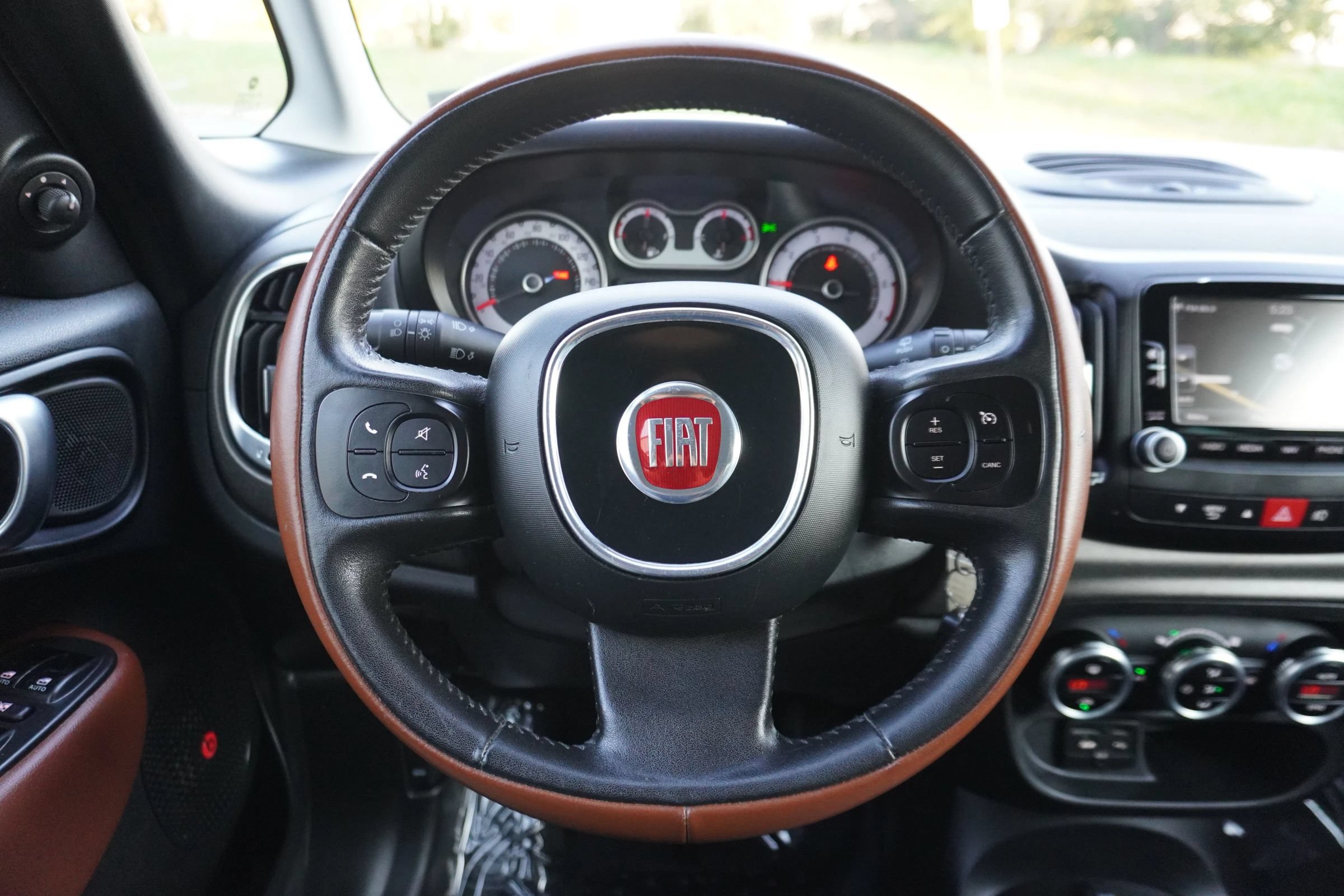 Used 2014 FIAT 500L Trekking w/ Popular Equipment Group FWD image 22