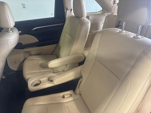 Used 2016 Toyota Highlander Limited FWD image 25