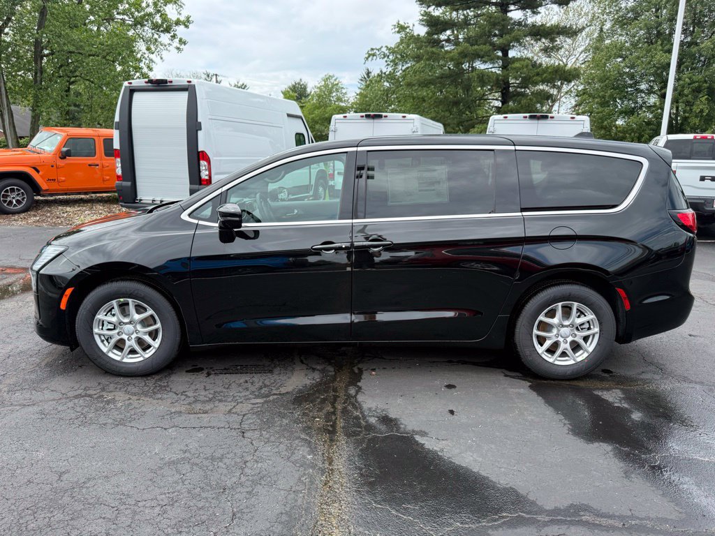 New 2027 Chrysler Pacifica Select w/ Family Tech Group FWD image 7