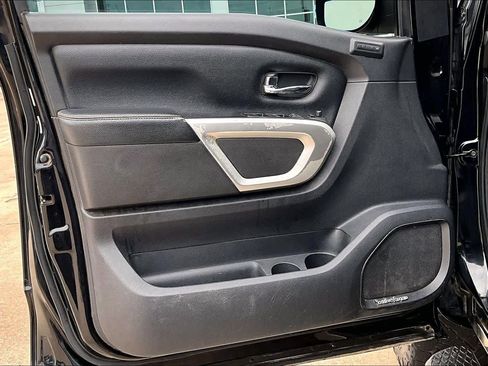 Used 2017 Nissan Titan SL image 19