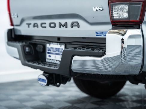 Certified 2022 Toyota Tacoma SR5 AWD/4WD image 8