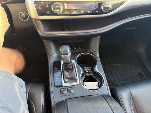 Used 2019 Toyota Highlander XLE image 29