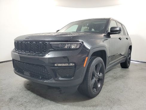 Used 2025 Jeep Grand Cherokee Limited w/ Luxury Tech Group II image 3