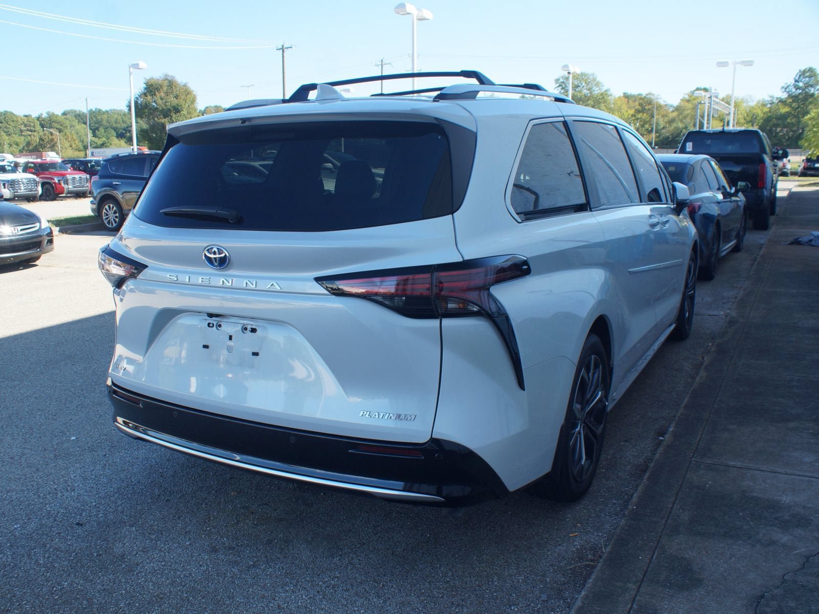Used 2025 Toyota Sienna Platinum FWD image 4