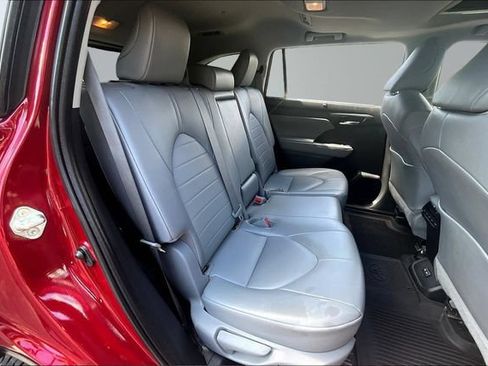 Used 2022 Toyota Highlander XLE AWD/4WD image 25