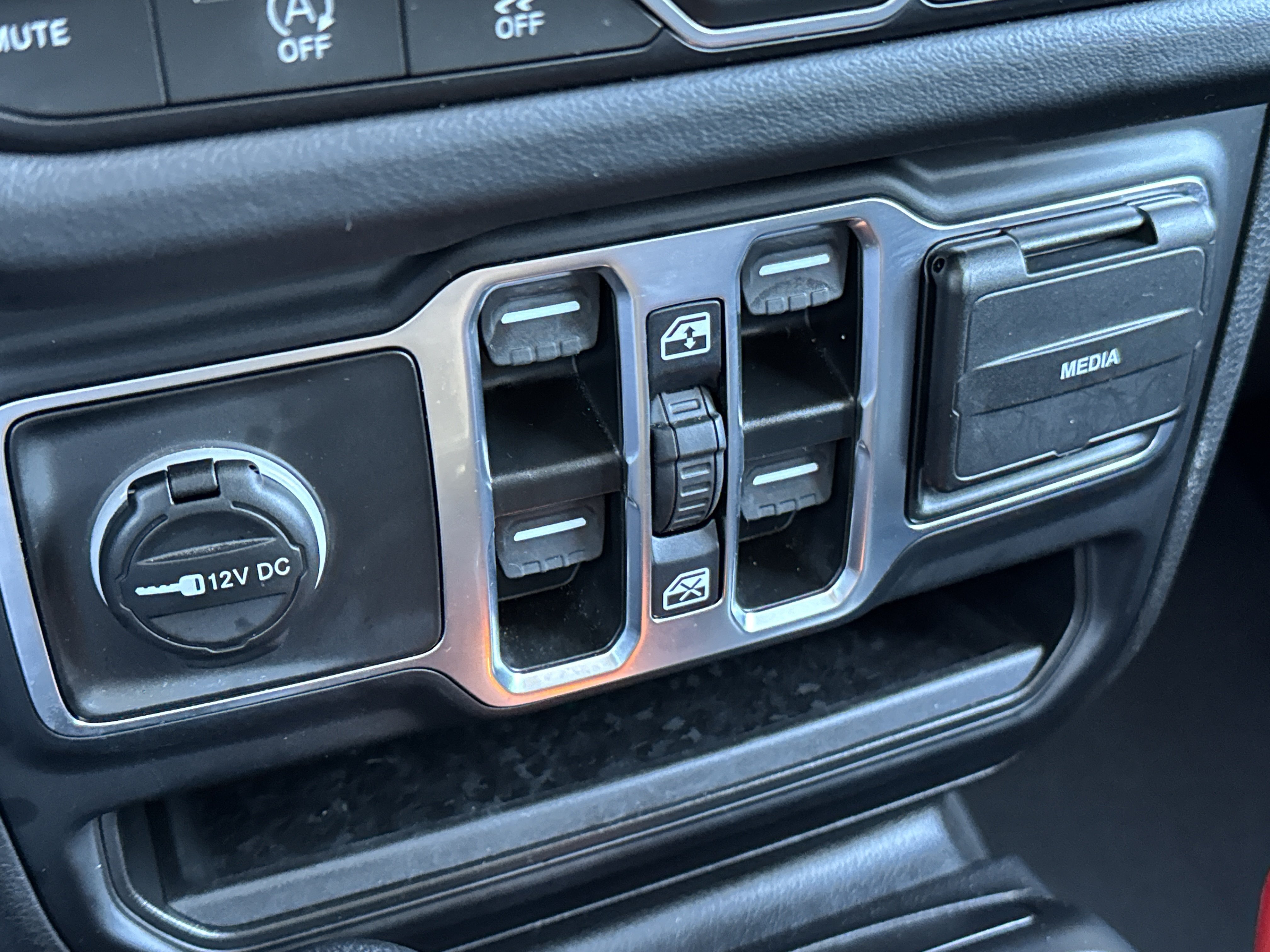 Used 2025 Jeep Wrangler Unlimited Sahara AWD/4WD image 28